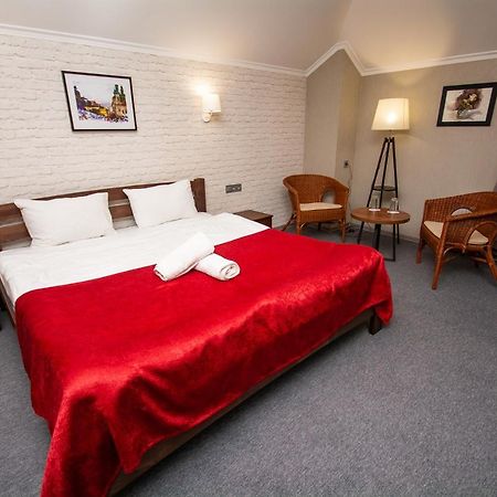 Три Сімки Hotel Vyshhorod Bagian luar foto