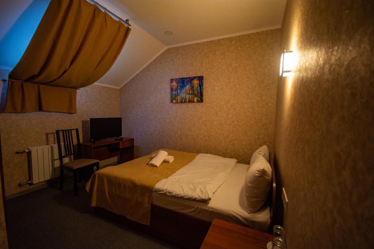 Три Сімки Hotel Vyshhorod Bagian luar foto