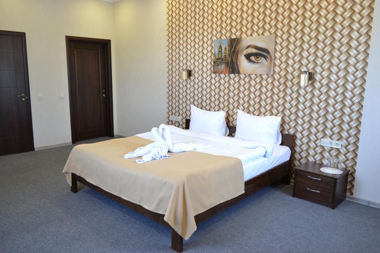Три Сімки Hotel Vyshhorod Bagian luar foto