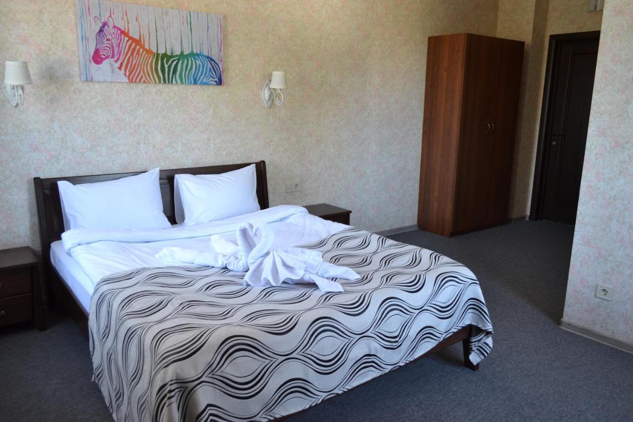 Три Сімки Hotel Vyshhorod Bagian luar foto