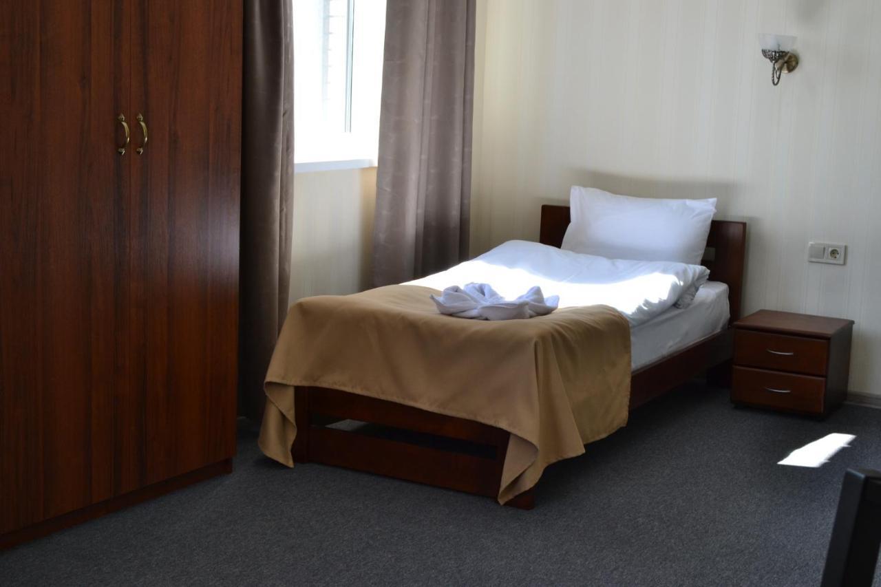 Три Сімки Hotel Vyshhorod Bagian luar foto