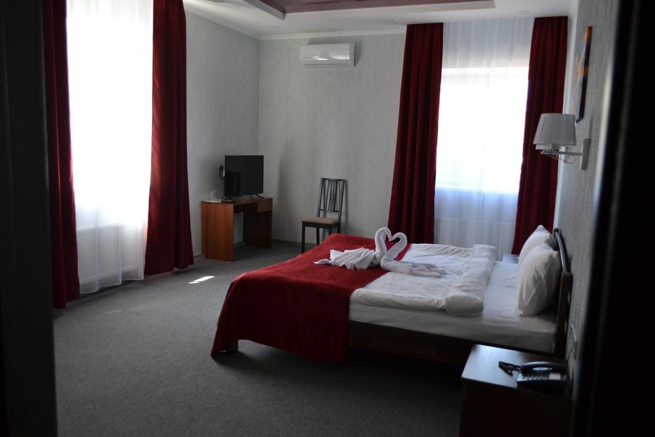 Три Сімки Hotel Vyshhorod Bagian luar foto
