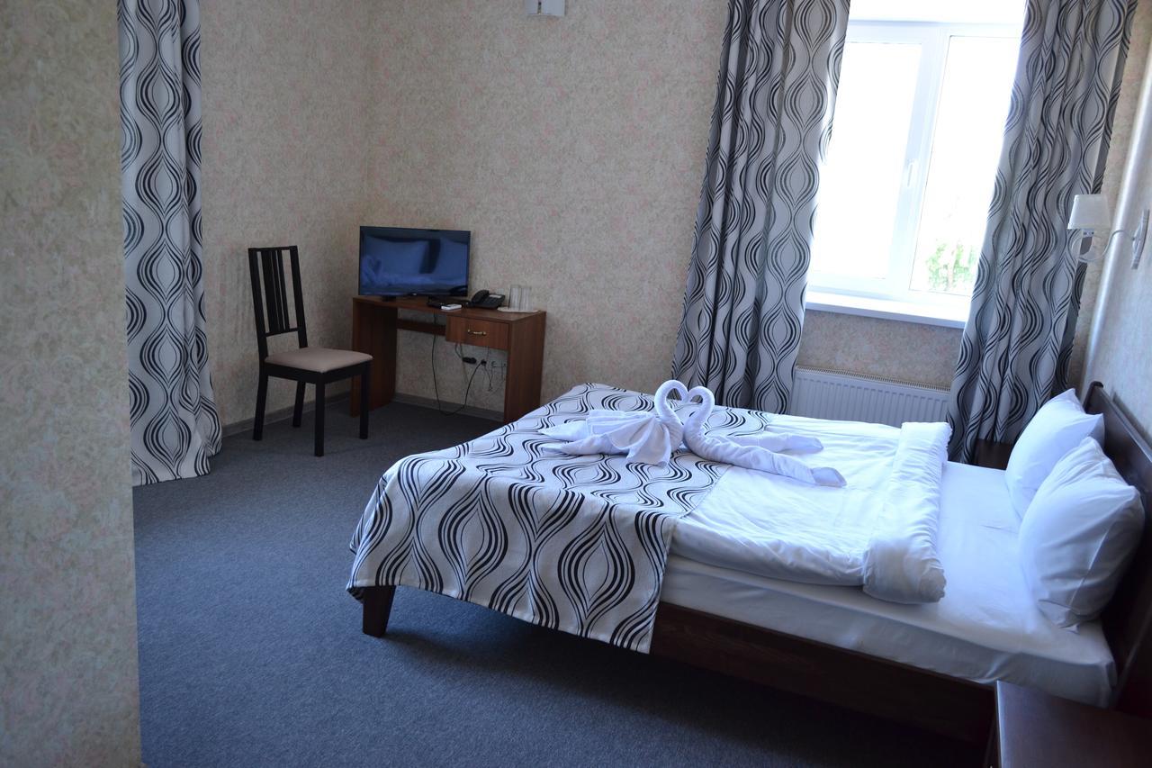 Три Сімки Hotel Vyshhorod Bagian luar foto