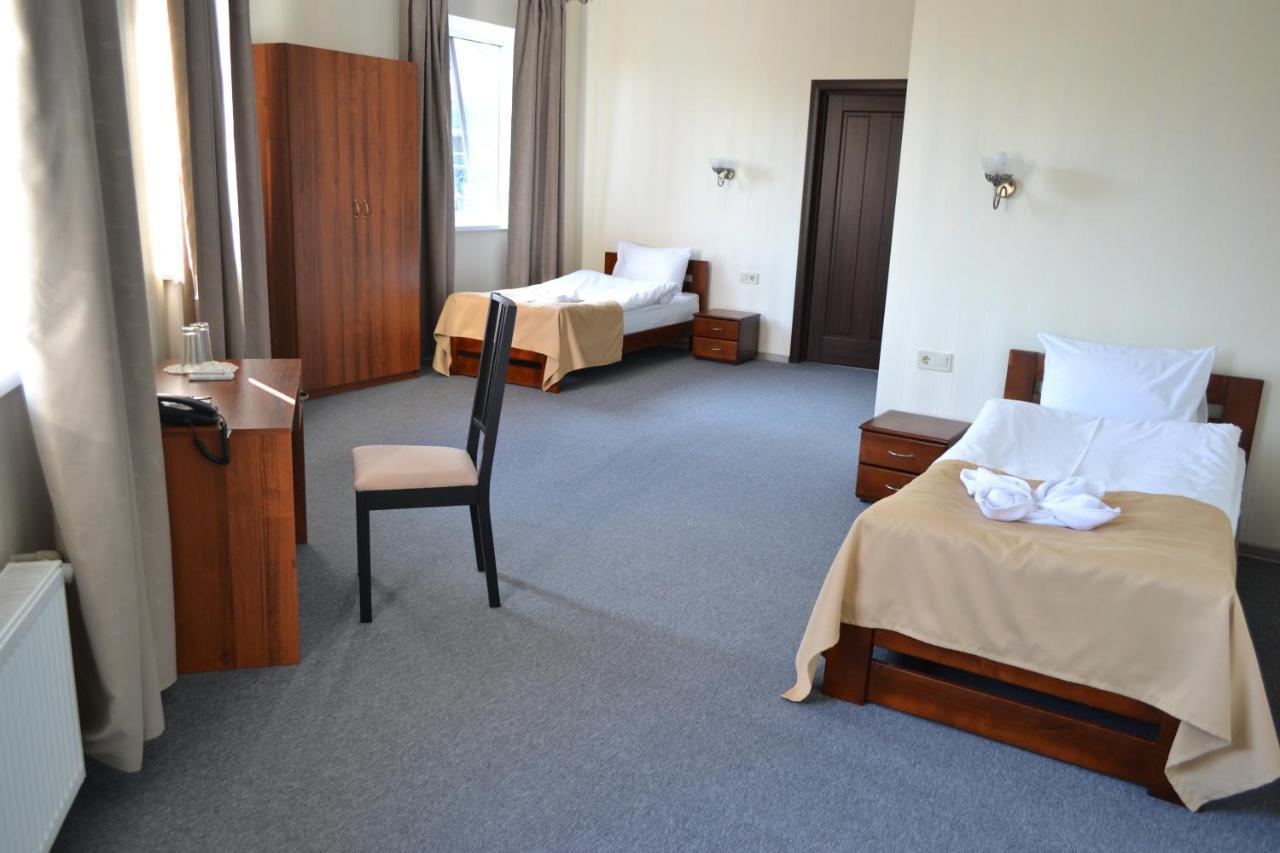 Три Сімки Hotel Vyshhorod Bagian luar foto