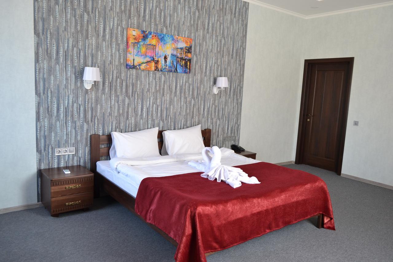 Три Сімки Hotel Vyshhorod Bagian luar foto