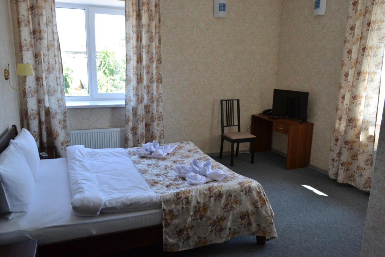 Три Сімки Hotel Vyshhorod Bagian luar foto