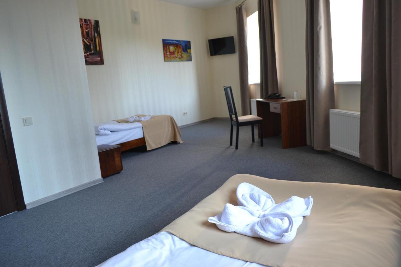 Три Сімки Hotel Vyshhorod Bagian luar foto