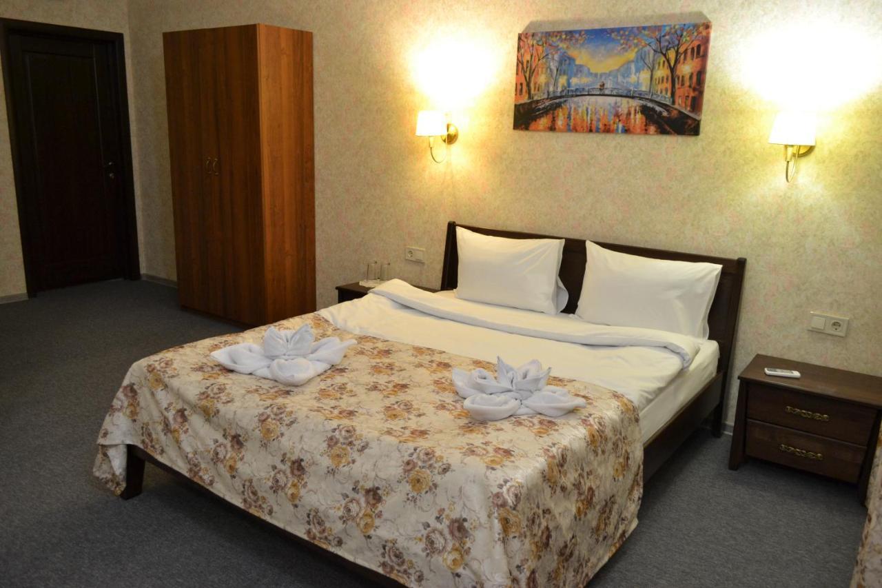 Три Сімки Hotel Vyshhorod Bagian luar foto