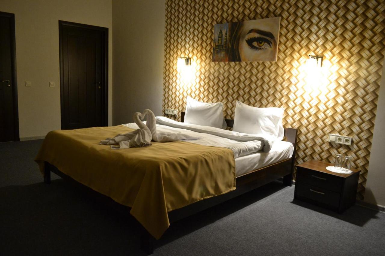 Три Сімки Hotel Vyshhorod Bagian luar foto